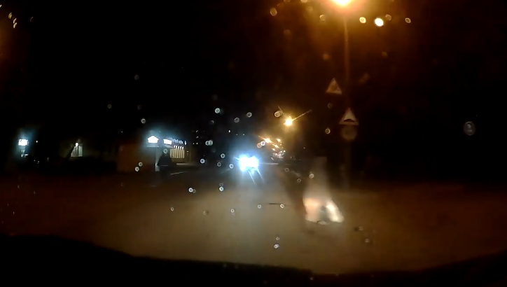 У Луцьку жінка кинулася під колеса «швидкої допомоги» (відео)