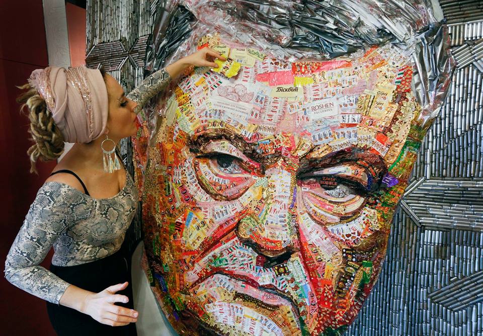 Художниця створила портрет Порошенка з обгорток 20 кг шоколаду Roshen  і снарядів із Донбасу