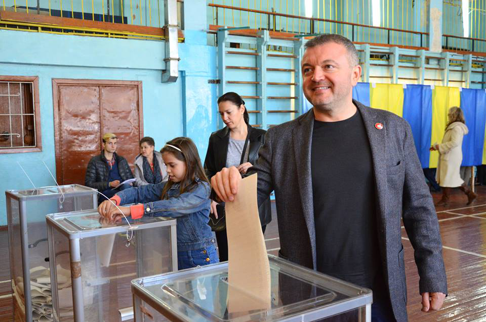Вибори, як одруження: Покровський проголосував у Луцьку (фото)