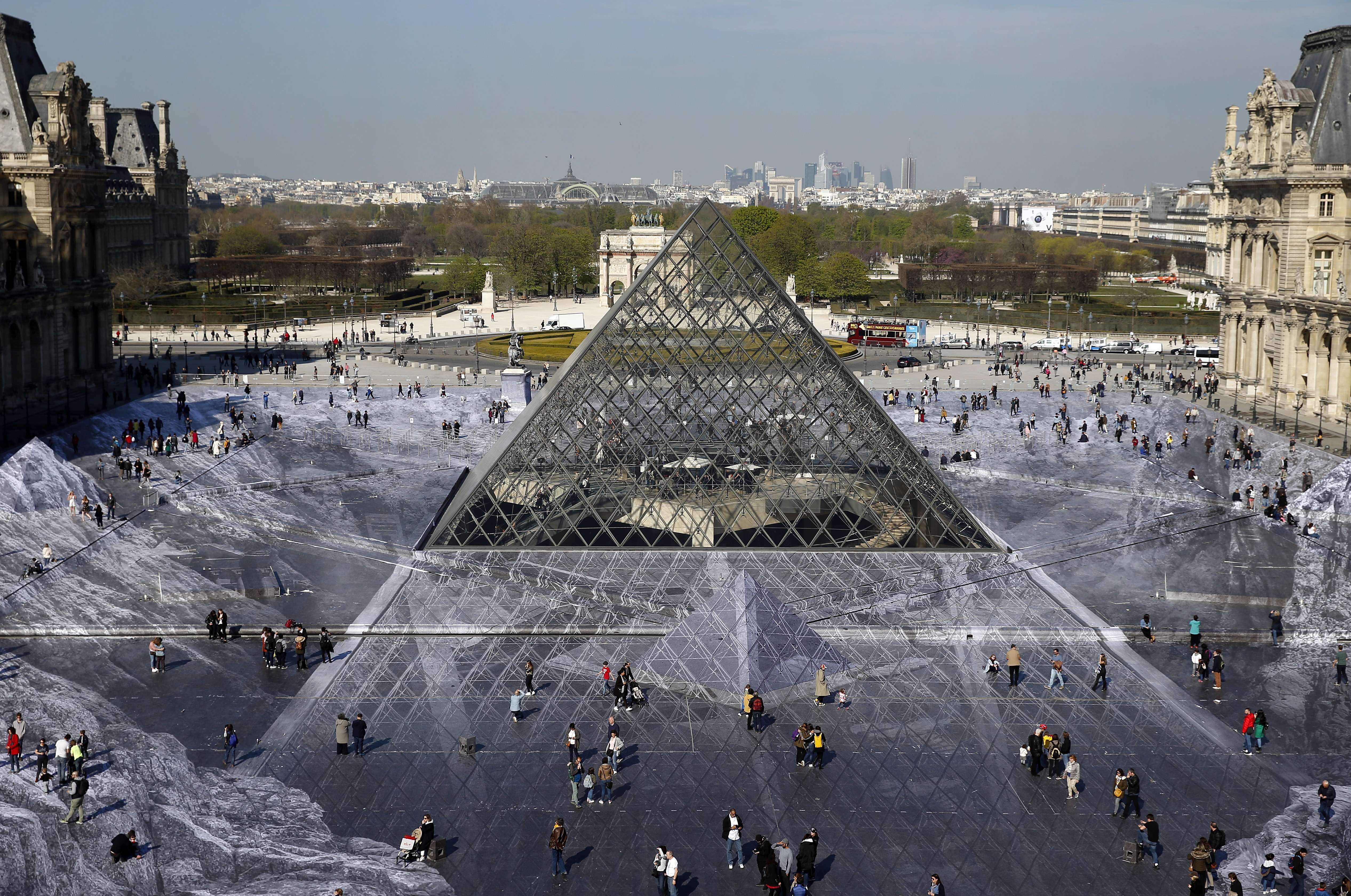 У Парижі створили гігантську оптичну ілюзію з паперу та клею (фото)