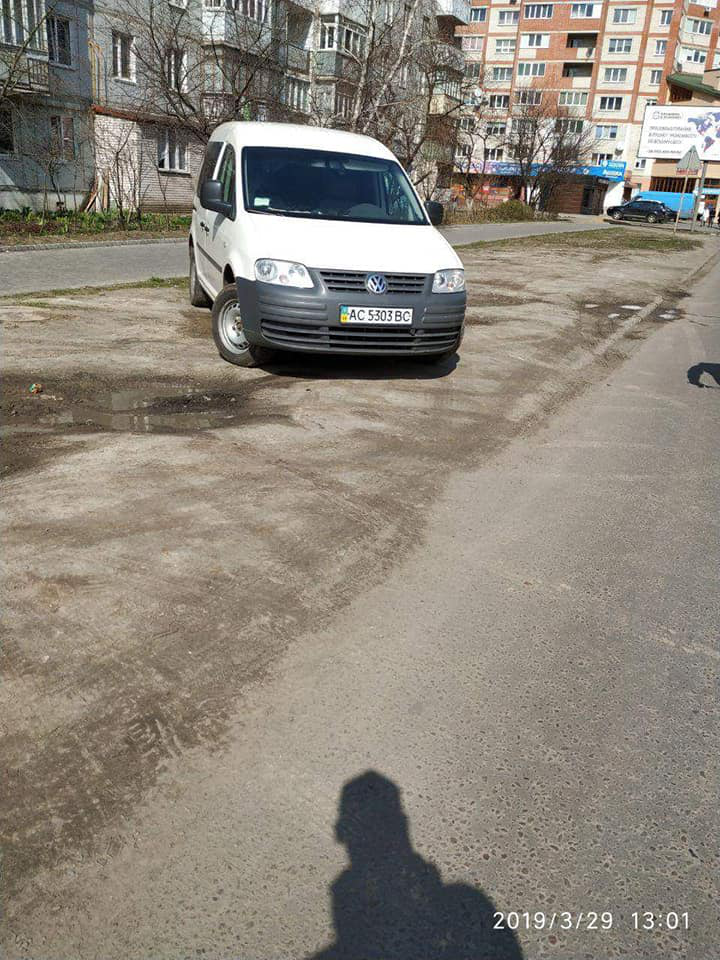У Луцьку водій припаркувався на траві, а потім втікав від муніципалів (фото)