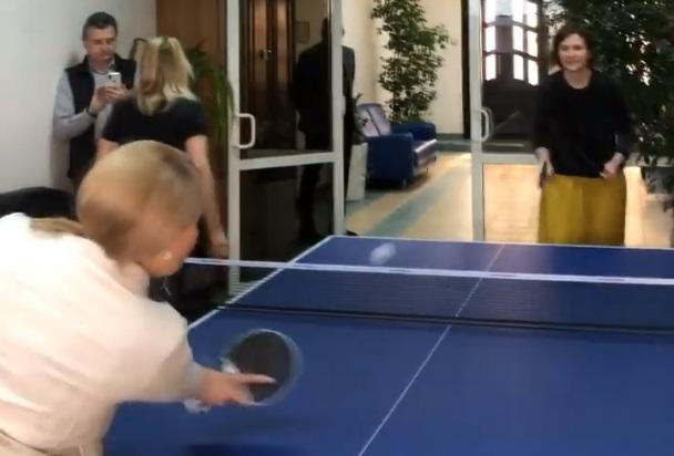 Тимошенко зіграла в настільний теніс на підборах (відео)