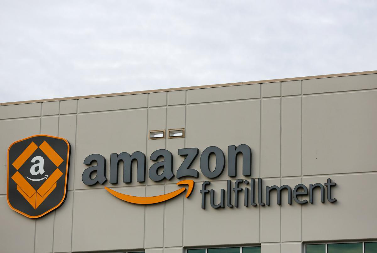 Amazon випустить бездротові навушники з голосовим помічником