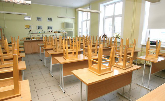 У Польщі не працюють тисячі шкіл: вчителі оголосили страйк