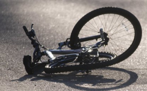 Раптово виїхав на дорогу: у Рожищі автомобіль збив хлопчика-велосипедиста