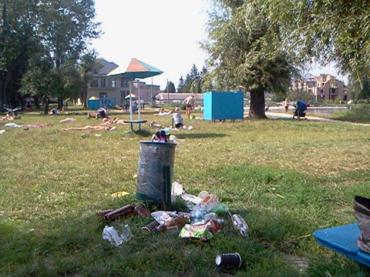 Лучанка вказала пальцем на неприбране сміття біля Теремнівських ставків