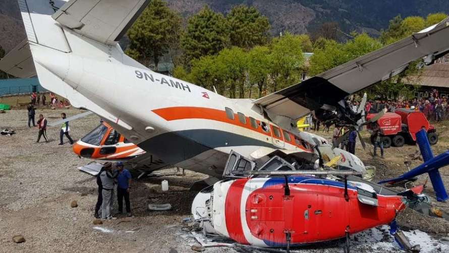 Літак врізався у припаркований вертоліт в районі Евересту: є загиблі