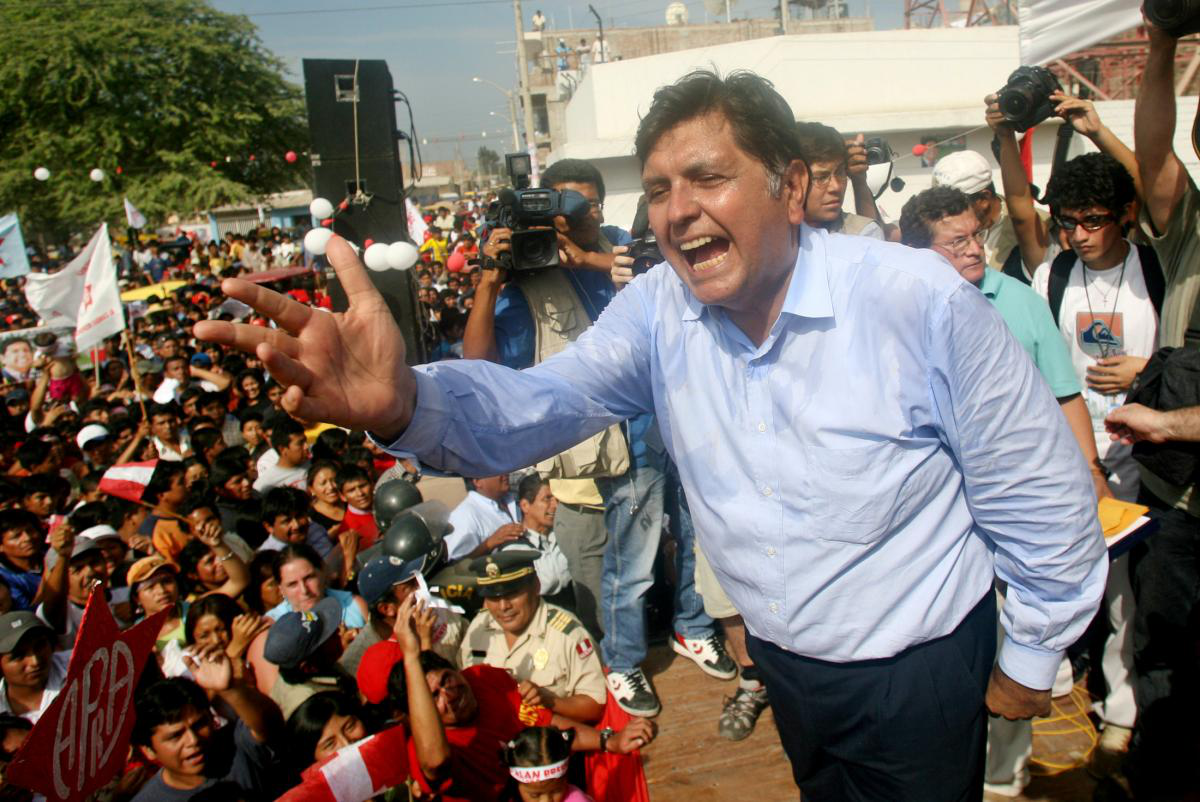 Екс-президент Перу застрелився під час арешту (відео)