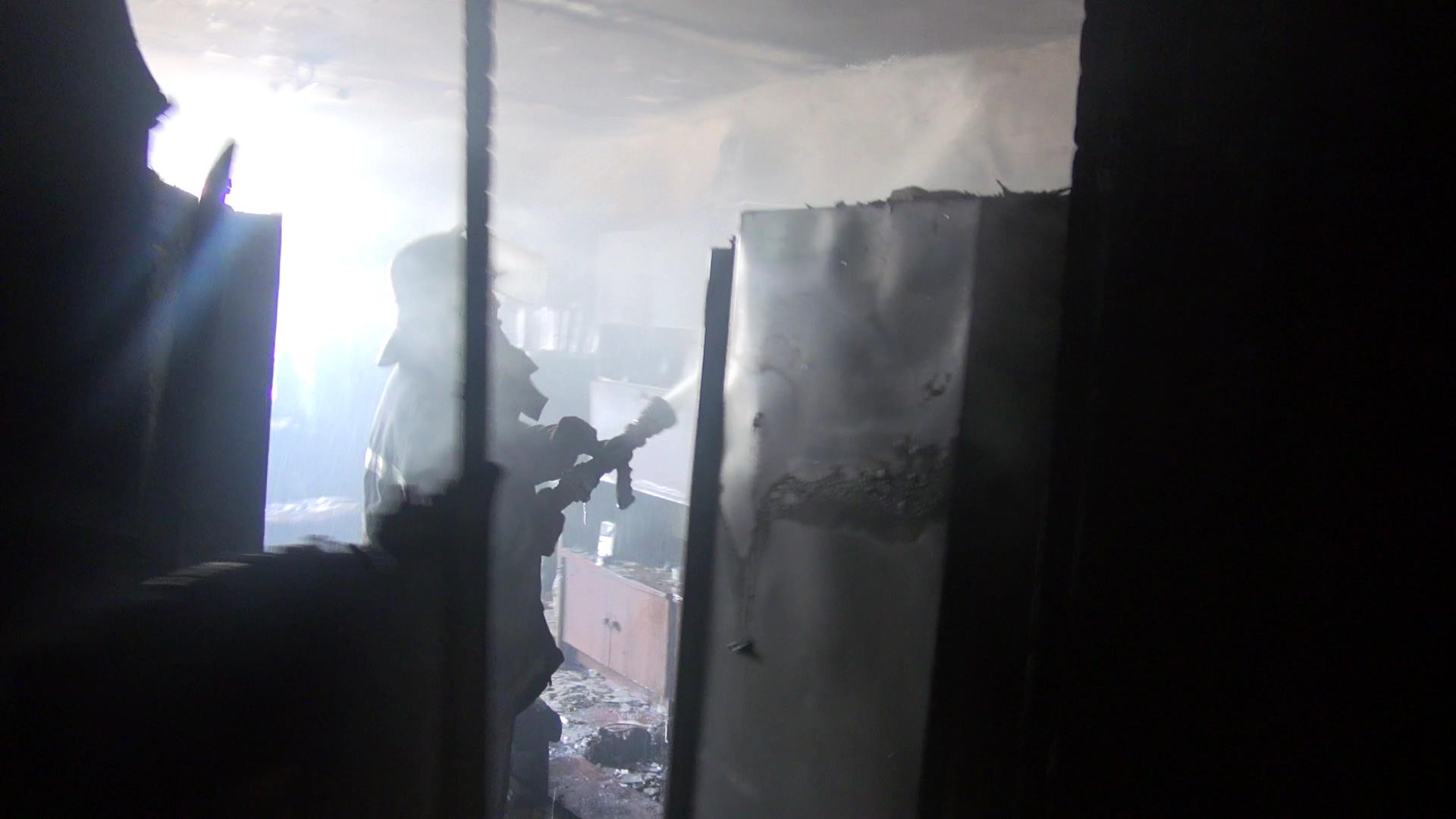 У Луцьку горіла квартира в багатоповерхівці: постраждала жінка (фото)