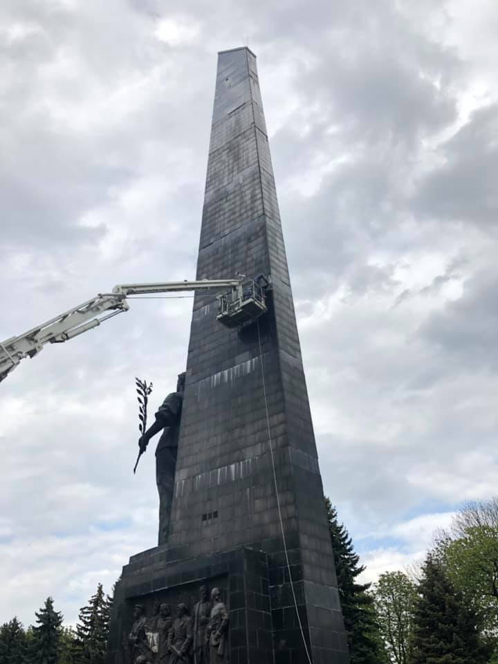 На луцькому меморіалі до Дня Перемоги ремонтують стелу (фото)