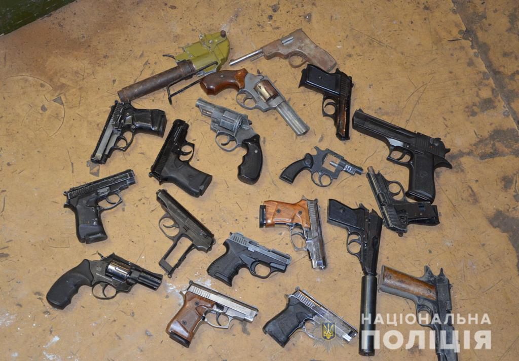 Волинські поліцейські перетворили зброю на брухт (фото)