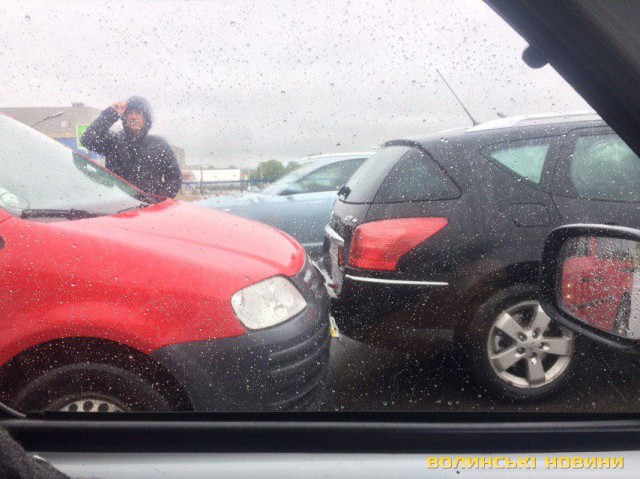 Аварія на шляхопроводі у Луцьку: Volkswagen в'їхав у Renault (фото)