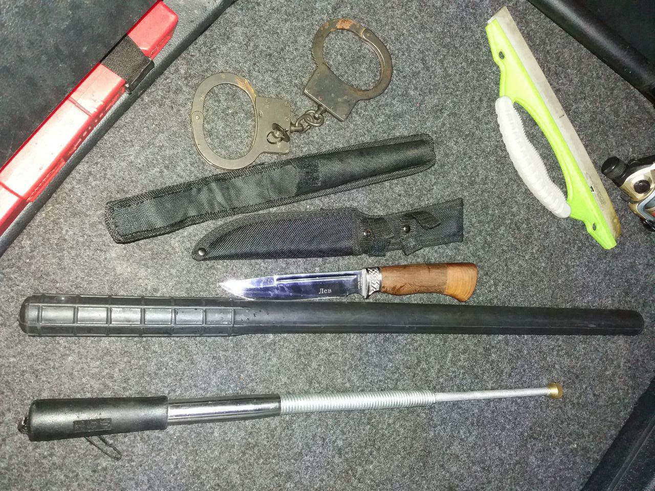 Ножі, кийки, кайданки і гвинтівка: на Волині в пунктах пропуску знайшли заборонені предмети (фото)