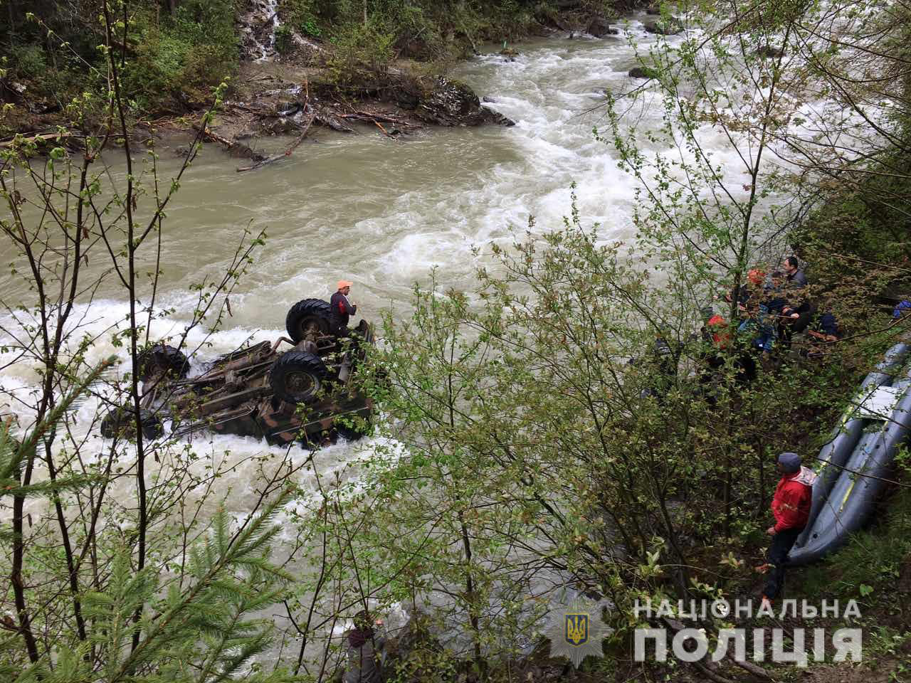 Водій вантажівки, що впала в річку в Карпатах, був напідпитку, – поліція