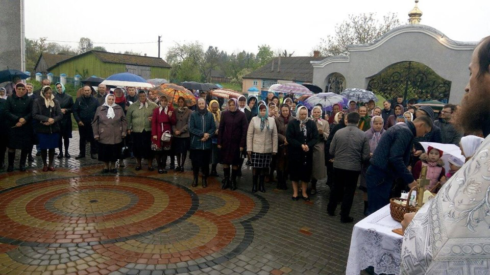 Зачинений храм: понад 200 прихожан УПЦ (МП) у Четвертні на Волині молилися під дощем
