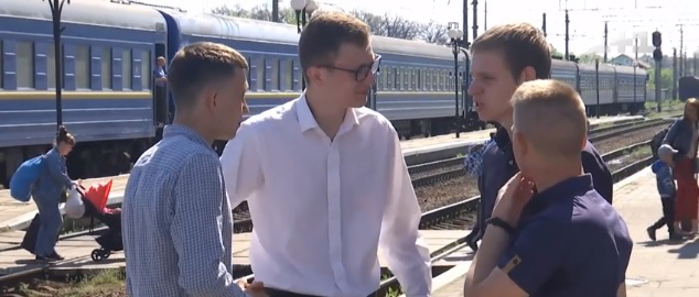Зреагували миттєво: як волинські студенти в поїзді рятували чоловіка (відео)