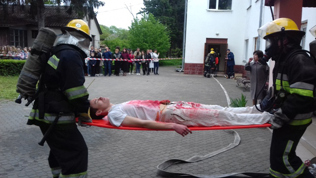 «Теракт» у луцькому медколеджі: працівників і студентів евакуювали (фото)