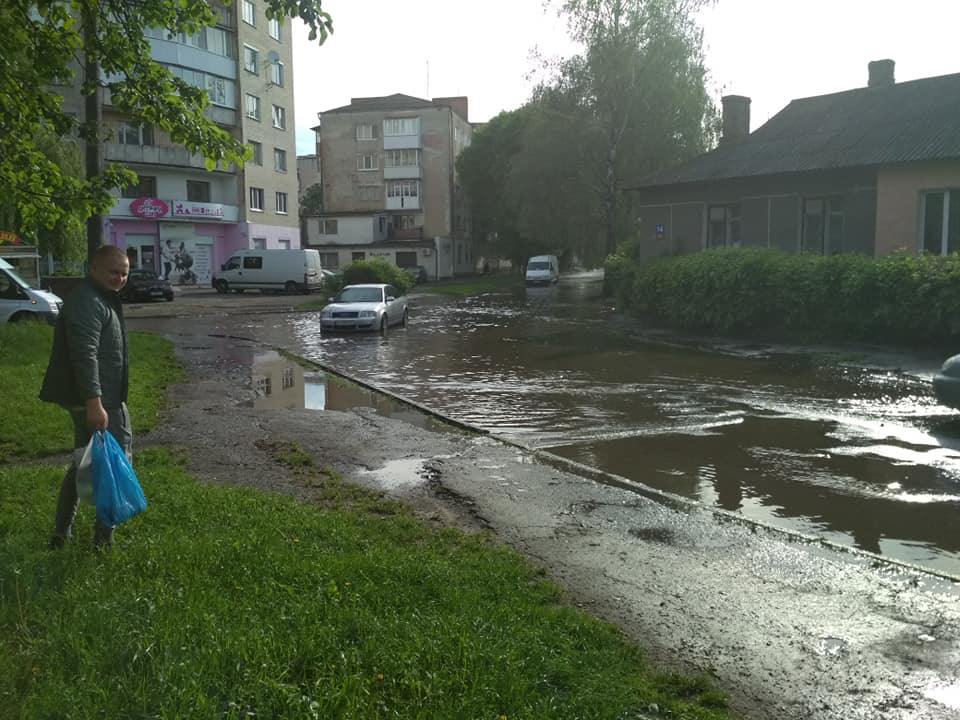 У Луцьку затопило вулицю (фото)