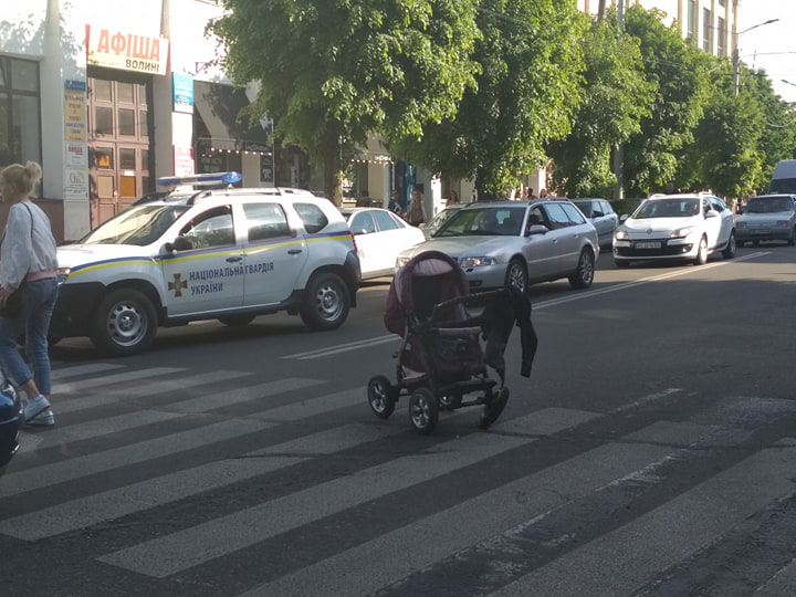 У Луцьку на переході автомобіль наїхав на жінку з коляскою (фото)