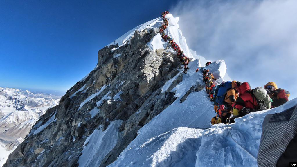 Альпіністи гинуть у «черзі» до Евересту