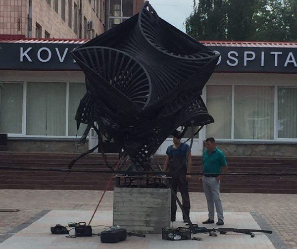 На території лікарні в Ковелі встановили скульптуру вартістю  500 тисяч гривень (фото)