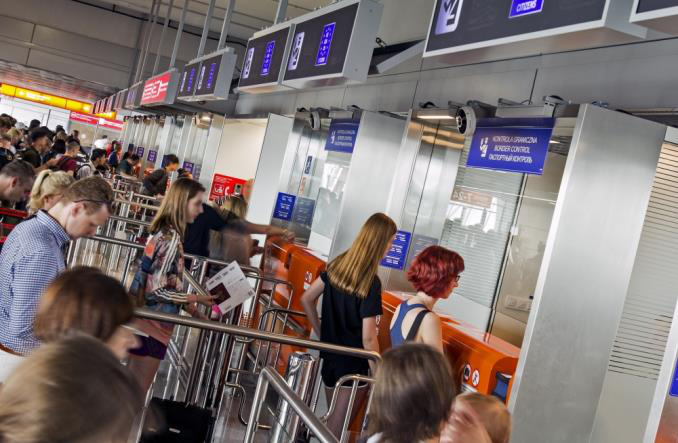 В ареопортах Варшави українці самостійно зможуть проходити паспортний контроль