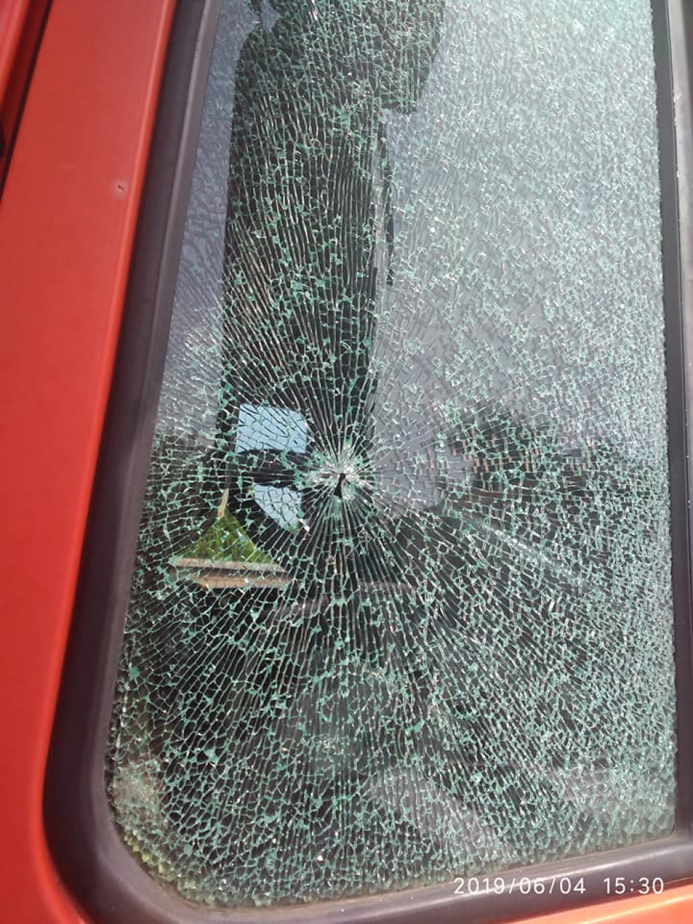 Стріляли по шпаках, влучили у вікно: під Луцьком обстріляли автівку (фото)
