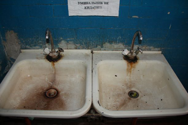 Таргани, відсутність води і холодні зими: скільки і за що платять у гуртожитках СНУ (фото)