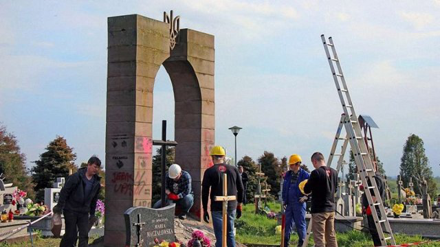 Україна хоче поставити крапку щодо відновлення пам’ятників у Польщі
