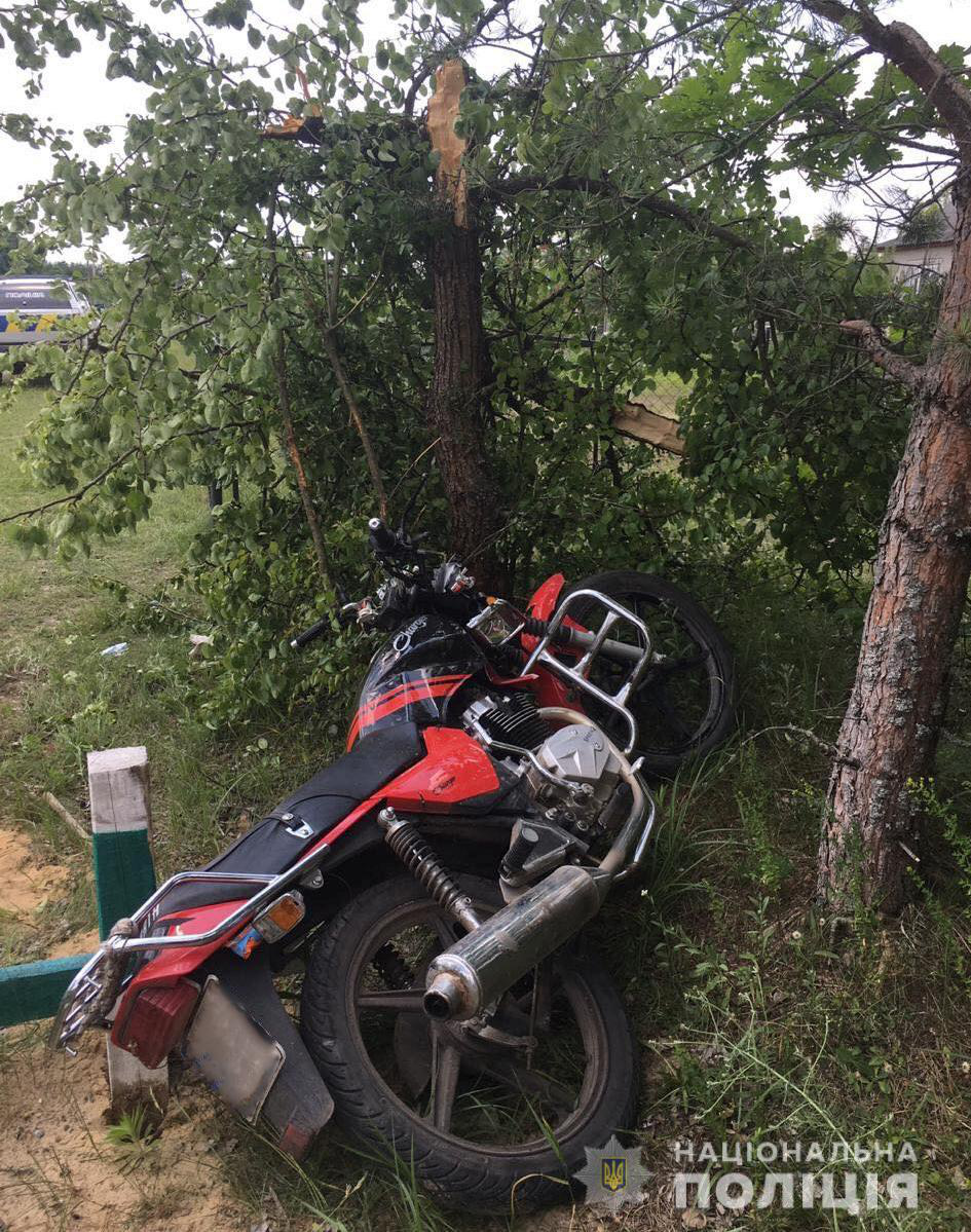 На Волині п'яний мотоцикліст в'їхав у дерево