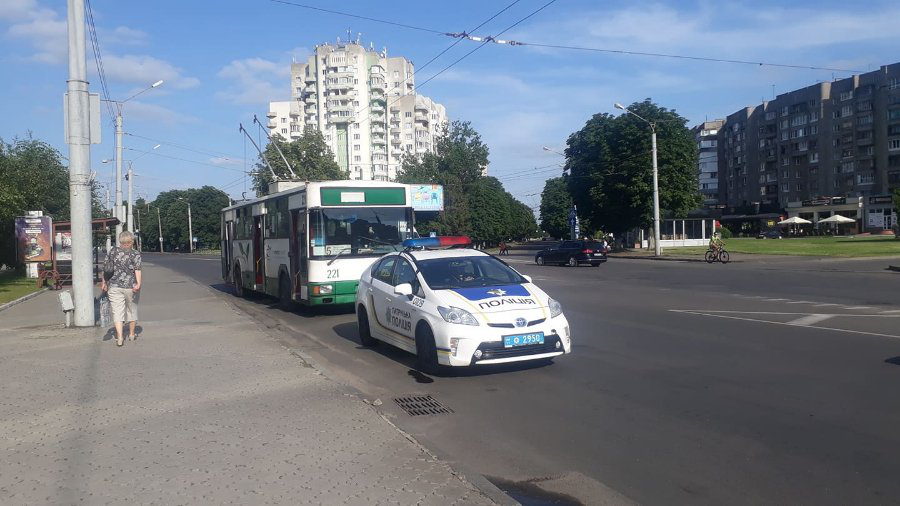 У Луцьку водій тролейбуса наїхав на чоловіка (фото)