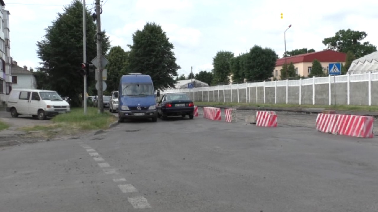 Вулицю Карпенка-Карого перекрили на 1,5 місяця через ремонт (відео)