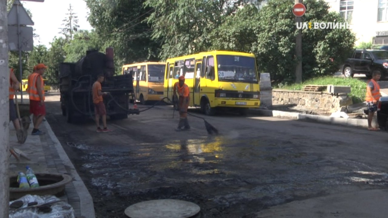 На Парковій у Луцьку заливають асфальтом старовинну бруківку (відео)