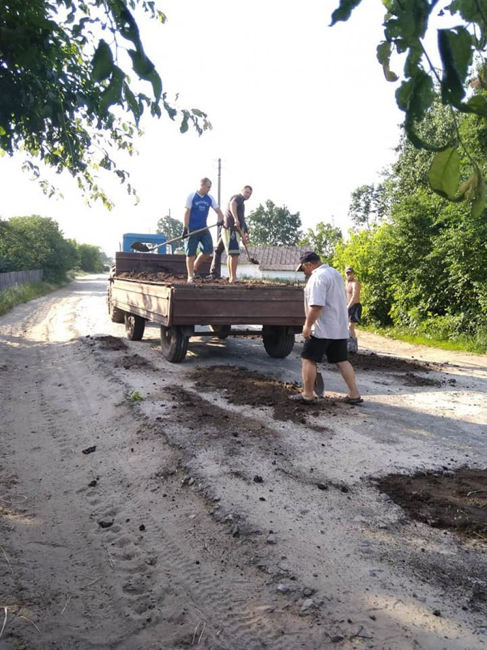 На Волині селяни власноруч взялися за ремонт дороги (фото)