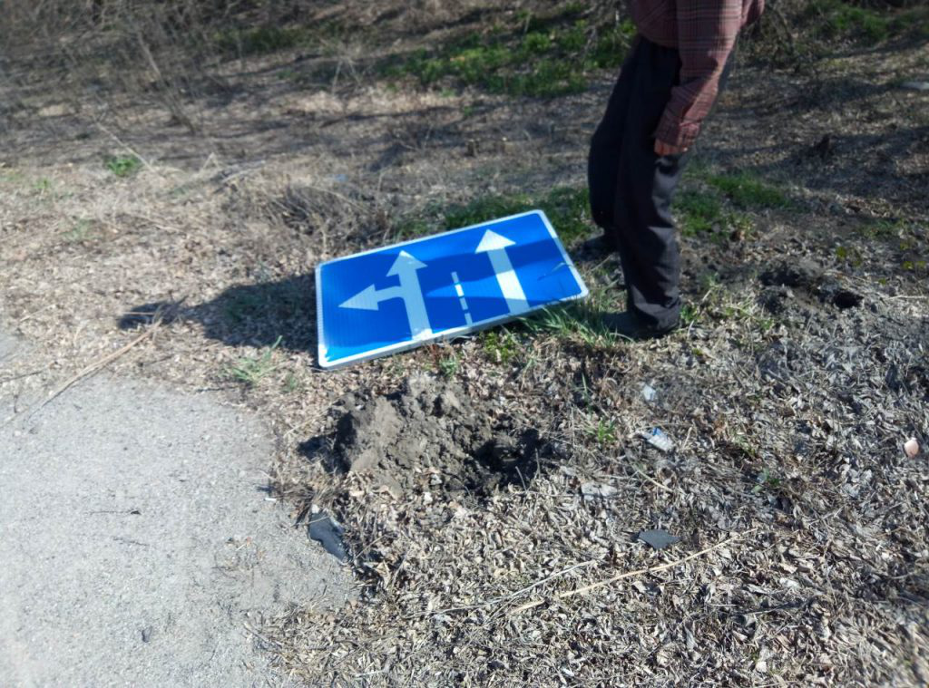 На трасі «Луцьк-Рівне» болгаркою позрізали дорожні знаки