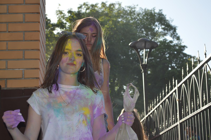Фестиваль фарб Холі: як Ковель відсвяткував День молоді (фото)