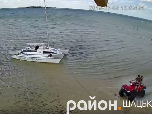 На Світязі п'яний молодик катався по пляжу на квадроциклі (відео)