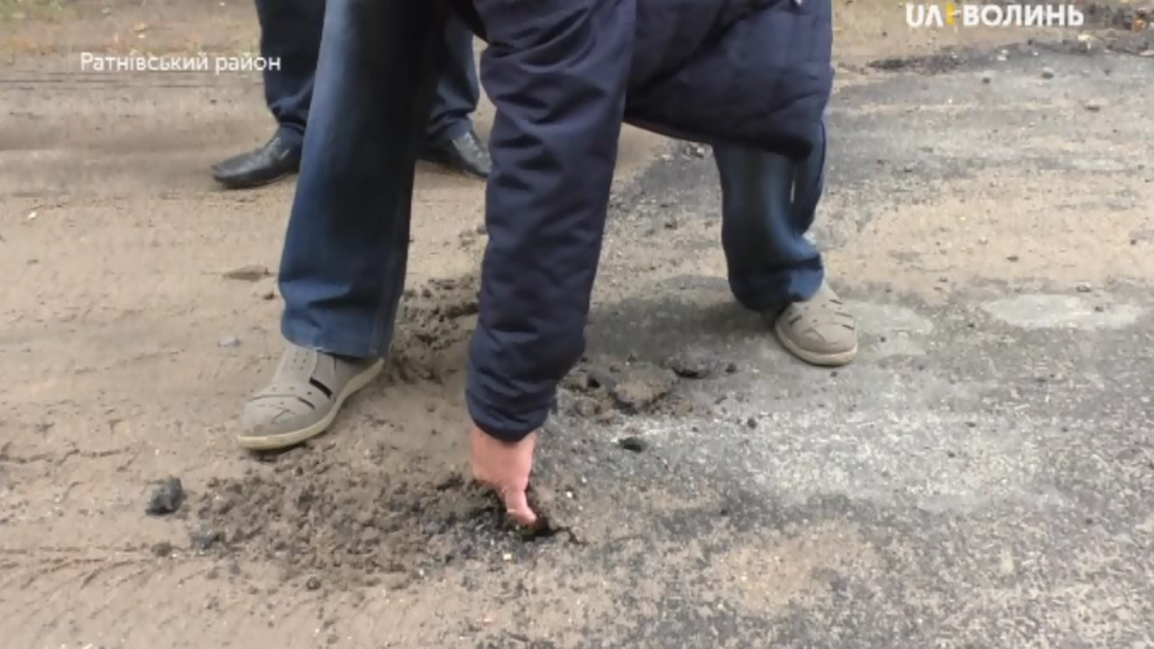 В одному із сіл Волині мешканці після ремонту знімають асфальт руками (фото, відео)