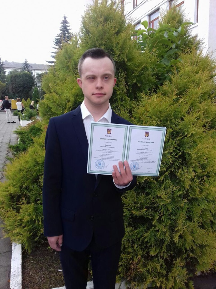 Луцький студент із синдромом Дауна першим в Україні отримав диплом
