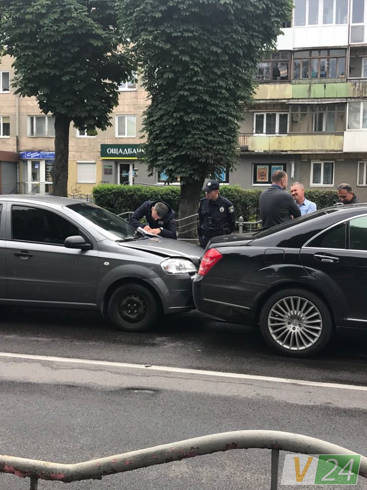 Подвійне ДТП спричинило затор у Луцьку (фото)