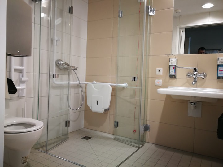 Туалети та душові у кожній лікарняній палаті стануть обов'язковими