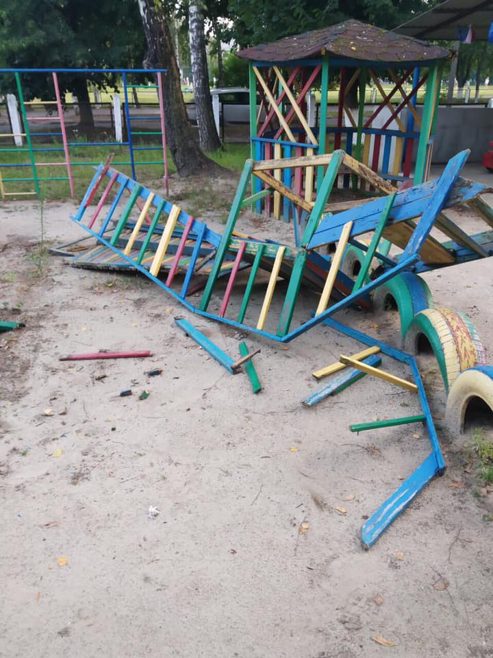 У Луцьку вандали зіпсували територію дитячого садочка (фото)