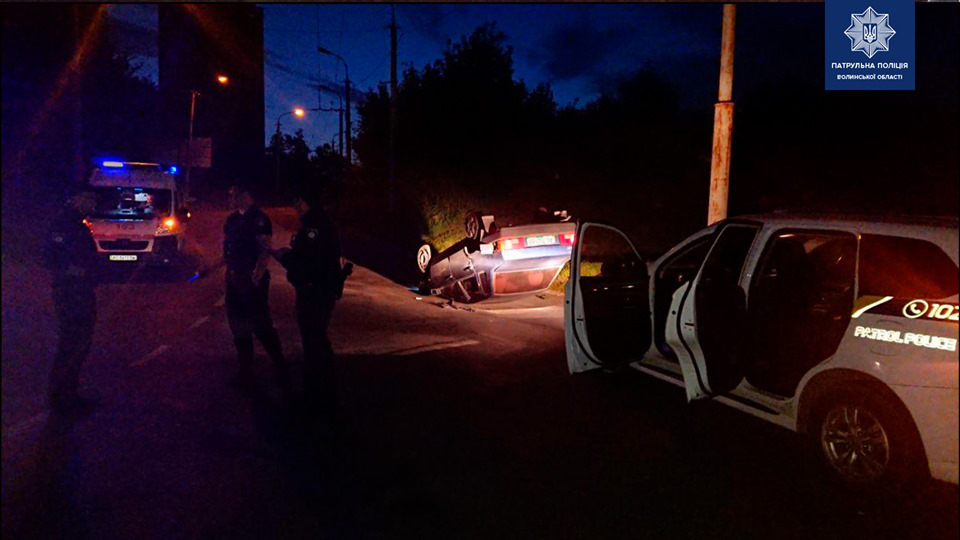 У Луцьку перевернулося авто: водій був п'яний (фото)