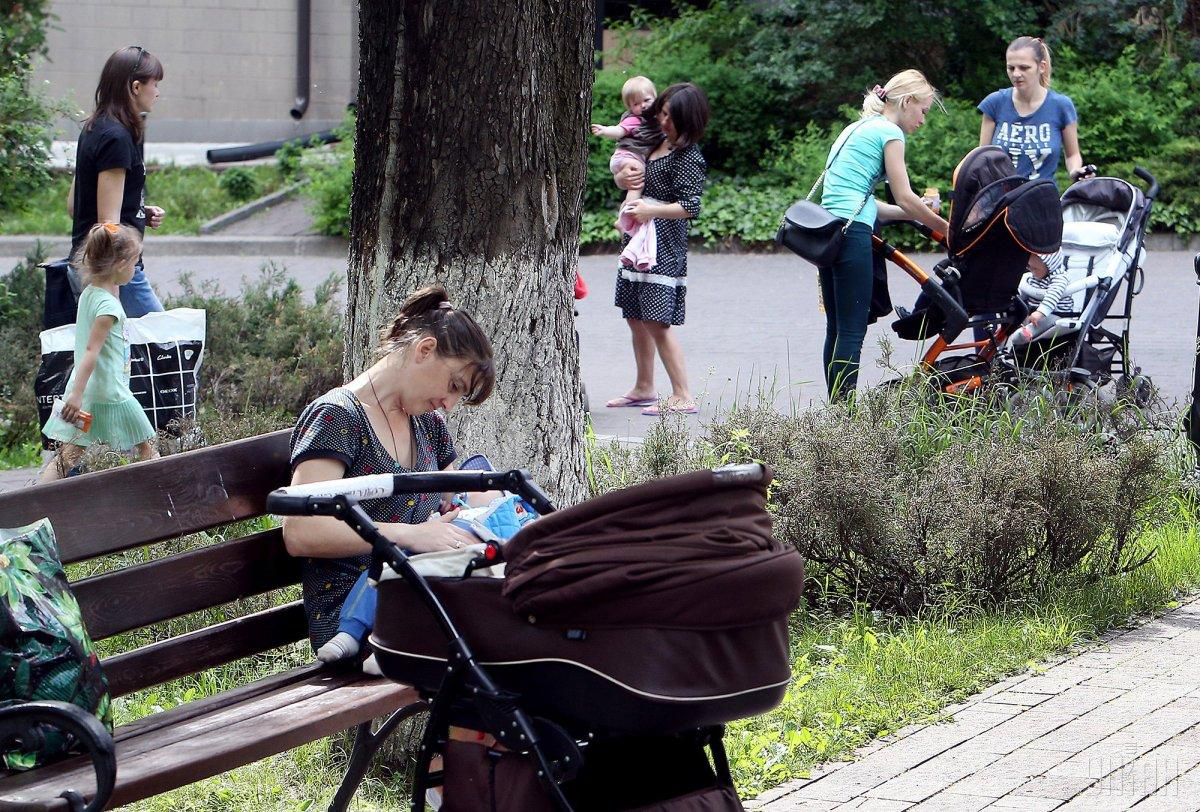В Україні хочуть зробити обов'язковими «парковки» для дитячих візочків