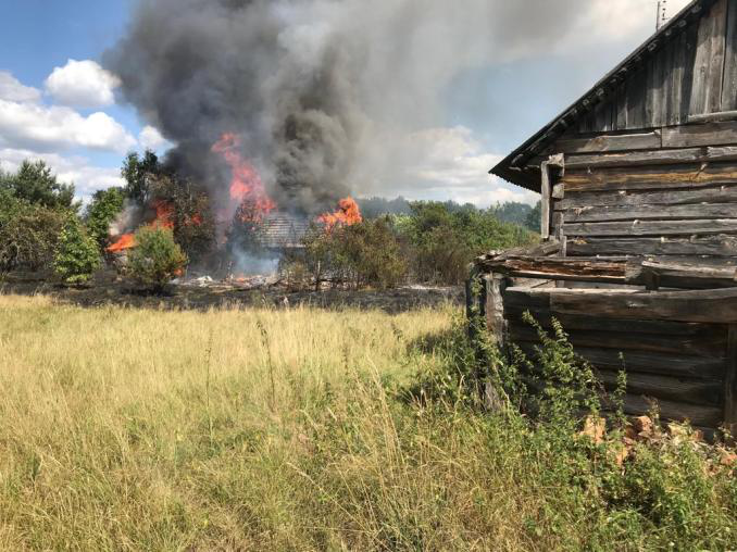 На Волині через спалювання сухої трави згоріли дві хати (фото)