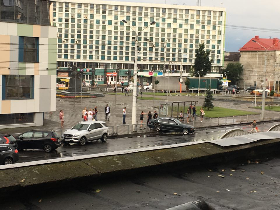 ДТП біля «Променя»: автівка знесла паркан (фото)