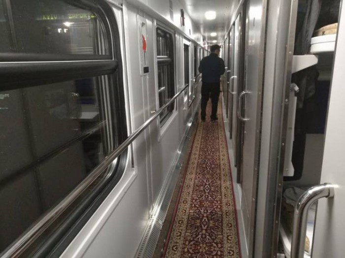 «Укрзалізниця» забирає килими з поїздів