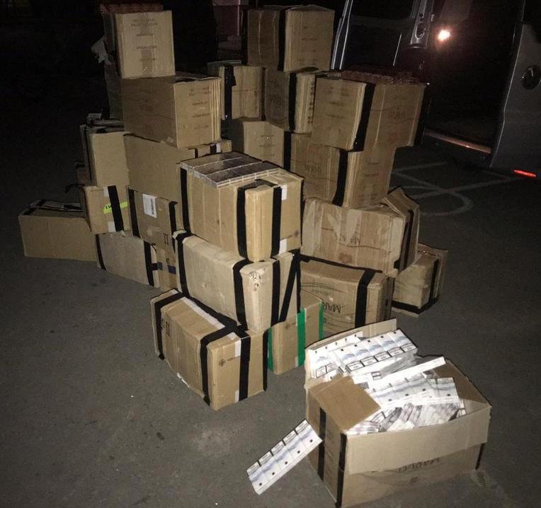 На кордоні з Польщею виявили 32 ящики цигаркової контрабанди (фото)