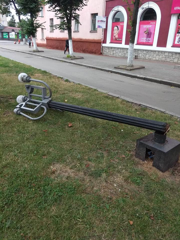 У Нововолинську вандали виламали вуличний ліхтар (фото)