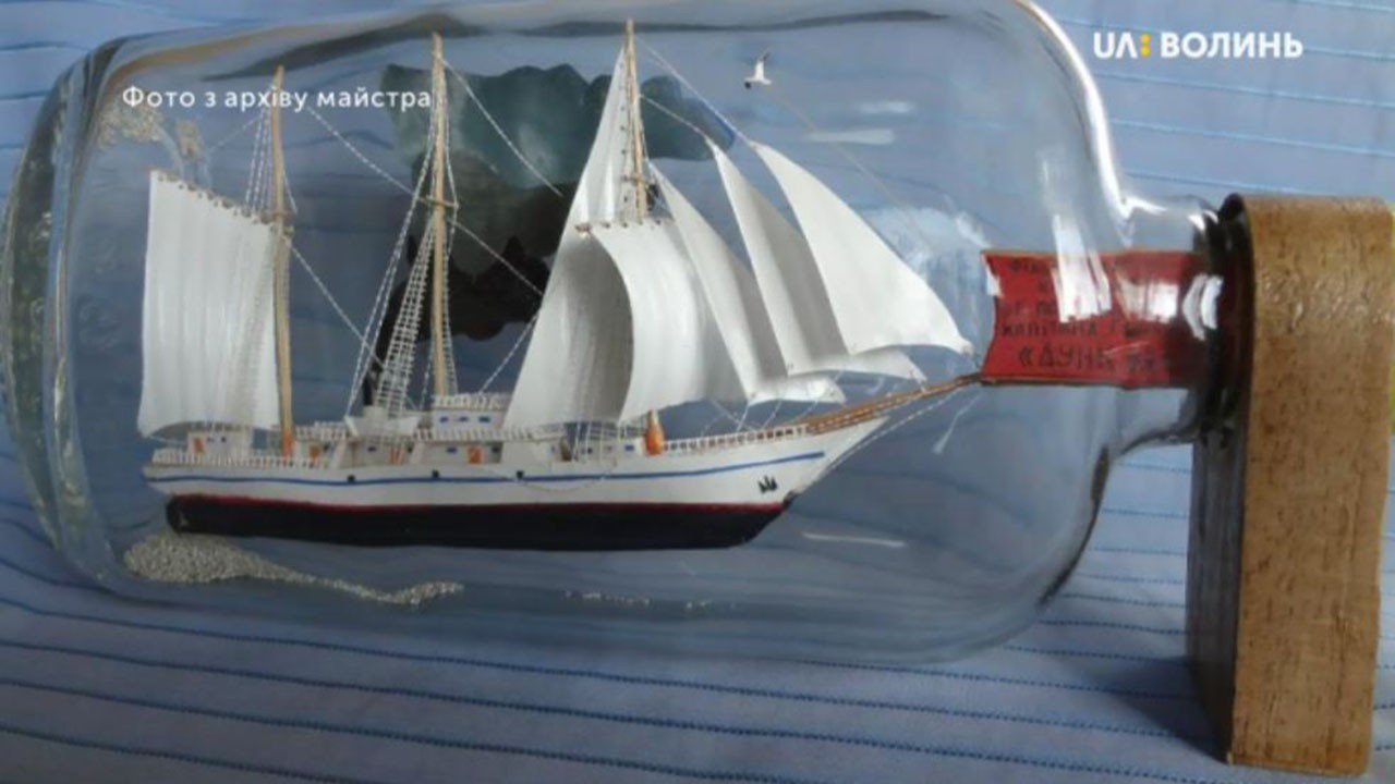 Кораблі у пляшках: волинянин майструє вітрильники-мініатюри (відео)